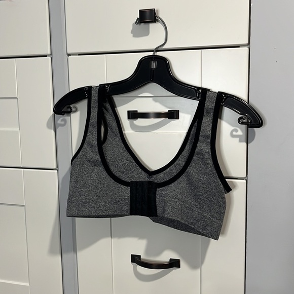 DAISY. Fuentes, sports bra. Small padding. 4 hook & eye closure. L. Gray. Black. - Picture 3 of 4